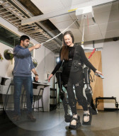 XoMotion, l'exosquelette pour remettre sur pied les patients atteints de lésions de la moelle épinière