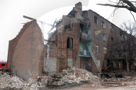 Russian troops strike apartment building in Kramatorsk