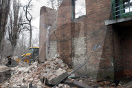 Russian troops strike apartment building in Kramatorsk