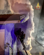 Incendio a Pinerolo, distrutto il tetto di uno stabile