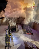 Incendio a Pinerolo, distrutto il tetto di uno stabile