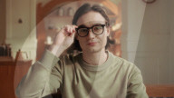 Smart glasses can translate and sum-up business meetings