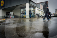 Donna accoltellata dal marito davanti al supermercato Lidl di Seriate