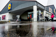 Donna accoltellata dal marito davanti al supermercato Lidl di Seriate