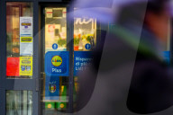 Donna accoltellata dal marito davanti al supermercato Lidl di Seriate