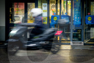 Donna accoltellata dal marito davanti al supermercato Lidl di Seriate