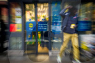 Donna accoltellata dal marito davanti al supermercato Lidl di Seriate