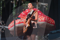 La chanteuse Pomme (Claire Pommet) sur la scène du festival Rock en Seine dans le parc de Saint-cloud