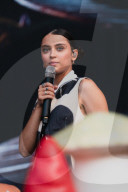 La chanteuse Pomme (Claire Pommet) sur la scène du festival Rock en Seine dans le parc de Saint-cloud