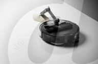 Robot vacuum cleaner has arm for picking up old socks and tissues
