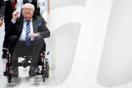 Jean-Marie Le Pen arrive en fauteuil roulant dans la salle d'audience 4.22 du tribunal de Paris