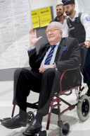 Jean-Marie Le Pen arrive en fauteuil roulant dans la salle d'audience 4.22 du tribunal de Paris