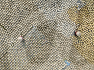 FEATURE - Die Arbeiter sind von Tausenden von Tontöpfen umgeben