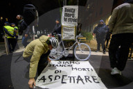 Milano - Manifestazione 'Non si pu&#xf2; morire per un panino' in memoria del rider morto in un incidente stradale
Milano - Manifestazione 'Non si pu&#xf2; morire per un panino' in memoria del rider morto in un incidente stradale