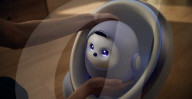 Companion Rebot enregistre les souvenirs, raconte des histoires et surveille les maisons
