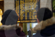 Milano, cancellazione e ritardi dei treni alla stazione centrale a causa di un guasto alla line elettrica