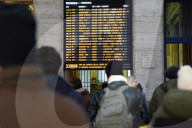 Milano, cancellazione e ritardi dei treni alla stazione centrale a causa di un guasto alla line elettrica