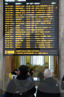 Milano, cancellazione e ritardi dei treni alla stazione centrale a causa di un guasto alla line elettrica