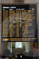 Milano, cancellazione e ritardi dei treni alla stazione centrale a causa di un guasto alla line elettrica