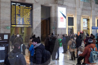 Milano, cancellazione e ritardi dei treni alla stazione centrale a causa di un guasto alla line elettrica