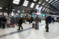 Milano, cancellazione e ritardi dei treni alla stazione centrale a causa di un guasto alla line elettrica