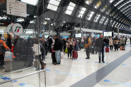 Milano, cancellazione e ritardi dei treni alla stazione centrale a causa di un guasto alla line elettrica