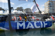 Le skipper de Macif Charlie Dalin remporte la dixième édition du tour du monde en solitaire Vendée Globe en pulvérisant le record de l’épreuve en 64 jours, 19 heures 22 minutes et 49 secondes aux Sables-d'Olonne