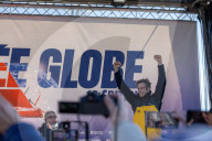 Le skipper de Macif Charlie Dalin remporte la dixième édition du tour du monde en solitaire Vendée Globe en pulvérisant le record de l’épreuve en 64 jours, 19 heures 22 minutes et 49 secondes aux Sables-d'Olonne