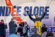 Le skipper de Macif Charlie Dalin remporte la dixième édition du tour du monde en solitaire Vendée Globe en pulvérisant le record de l’épreuve en 64 jours, 19 heures 22 minutes et 49 secondes aux Sables-d'Olonne