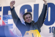 Le skipper de Macif Charlie Dalin remporte la dixième édition du tour du monde en solitaire Vendée Globe en pulvérisant le record de l’épreuve en 64 jours, 19 heures 22 minutes et 49 secondes aux Sables-d'Olonne