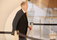 Brice Hortefeux et 11 autres prévenus arrivent au tribunal de Paris pour leur procès pour des accusations de financement illégal de la campagne présidentielle victorieuse de 2007 par Mouammar Kadhafi
