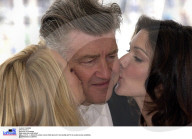 IL REGISTA DAVID LINCH VIENE BACIATO DA NAOMI WATTS E LAURA ELENA HARRING