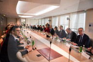 Le Premier ministre français François Bayrou lance les consultations avec les partenaires sociaux sur les retraite au ministère du Travail à Paris