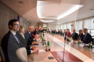 Le Premier ministre français François Bayrou lance les consultations avec les partenaires sociaux sur les retraite au ministère du Travail à Paris