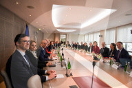 Le Premier ministre français François Bayrou lance les consultations avec les partenaires sociaux sur les retraite au ministère du Travail à Paris