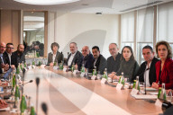 Le Premier ministre français François Bayrou lance les consultations avec les partenaires sociaux sur les retraite au ministère du Travail à Paris