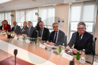 Le Premier ministre français François Bayrou lance les consultations avec les partenaires sociaux sur les retraite au ministère du Travail à Paris