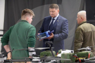 Volodymyr Zelenskyy and Keir Starmer inspect Ukrainian-made drones
