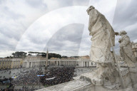 Papa Francesco durante Angelus in piazza San Pietro