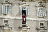 Papa Francesco durante Angelus in piazza San Pietro