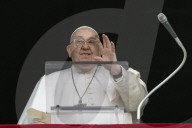 Papa Francesco durante Angelus in piazza San Pietro