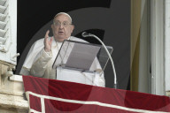 Papa Francesco durante Angelus in piazza San Pietro