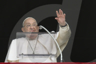 Papa Francesco durante Angelus in piazza San Pietro