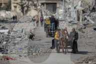 Displaced Gaza refugees heading home