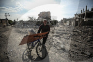 Displaced Gaza refugees heading home