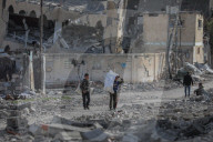 Displaced Gaza refugees heading home