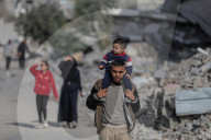 Displaced Gaza refugees heading home