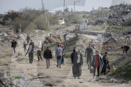 Displaced Gaza refugees heading home