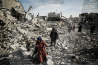 Displaced Gaza refugees heading home