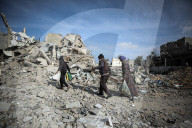 Displaced Gaza refugees heading home